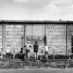 Children Looking at the Berlin Wall (Gert Schütz) - Muzeo.com