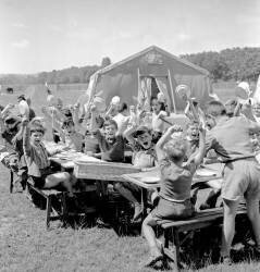Holiday Camp in France July 24, 1956 (Rue des Archives) - Muzeo.com