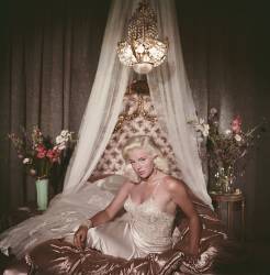 Satin Seduction (Slim Aarons) - Muzeo.com