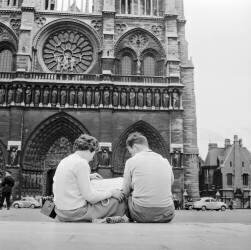 Tourists in Paris (Rue des Archives) - Muzeo.com