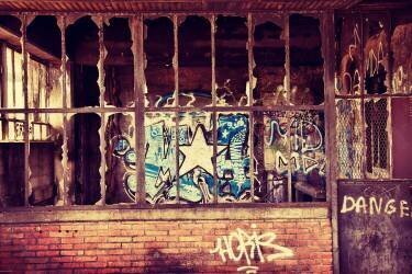 Dilapidated facade (Benoît Bacou) - Muzeo.com