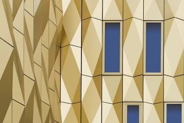 Golden facade (Greetje van Son) - Muzeo.com