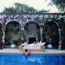 Sofa By The Pool (Slim Aarons) - Muzeo.com