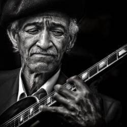 The guitarist (Piet Flour) - Muzeo.com