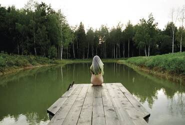 Une fille au bord de l'etang (Natasha Gudermane) - Muzeo.com