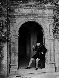 La marquise Arconati-Visconti costumée, assise dans l'embrasure d'une porte (anonymous) - Muzeo.com