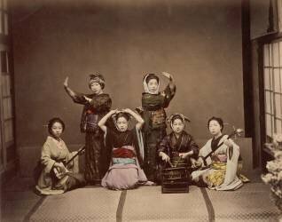 Jonkina danse. Trois danseuses et trois musiciennes (Felice Beato) - Muzeo.com