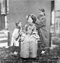 Manchu Ladies (John Thomson) - Muzeo.com