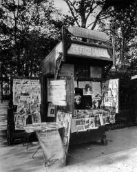 Kiosk in Paris (Eugène Atget) - Muzeo.com