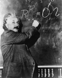 Einstein writing a mathematical formula on the blackboard (Keystone) - Muzeo.com