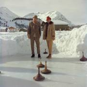 Curling (Slim Aarons) - Muzeo.com