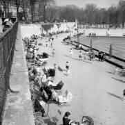 Mothers With Children at Tuileries Gardens in Paris, April 9, 1964 (b/w photo) (Rue des Archives) - Muzeo.com