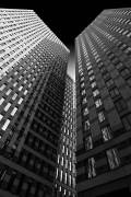 Between giants (Greetje van Son) - Muzeo.com