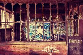 Dilapidated facade (Benoît Bacou) - Muzeo.com