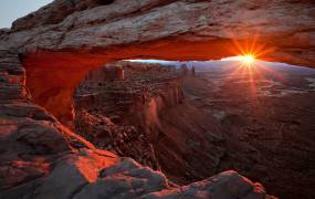 Mesa Arch Sunrise (Barbara Read) - Muzeo.com
