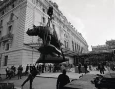 Mise en place du Rhinocéros d'Alfred Jacquemart sur le parvis de Bellechasse (Musée d'Orsay) (anonymous) - Muzeo.com