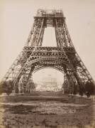 La Tour Eiffel construite jusqu'à la deuxième plate-forme (anonymous) - Muzeo.com