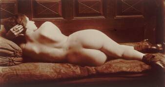 Photo montée, femme couchée de dos, la main dans les cheveux, bas et bottines (François-Rupert Carabin) - Muzeo.com