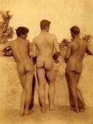 Etude de trois hommes nus (Wilhelm von Gloeden) - Muzeo.com