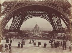Au pied de la Tour Eiffel (Neurdein Frères) - Muzeo.com