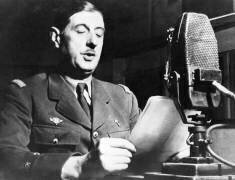 Appel du 18 juin 1940 : De Gaulle au micro (Keystone) - Muzeo.com