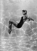 Esther Williams performing an aquatic stunt (Keystone) - Muzeo.com