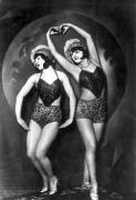 Femme danseuses de cabaret (anonymous) - Muzeo.com